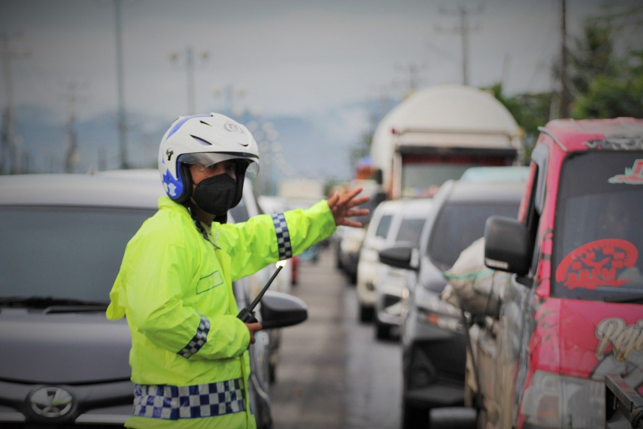 Lantas Polres Maros Terapkan Contraflow Tiap Hari Urai Kemacetan Jembatan Sungai Pute
